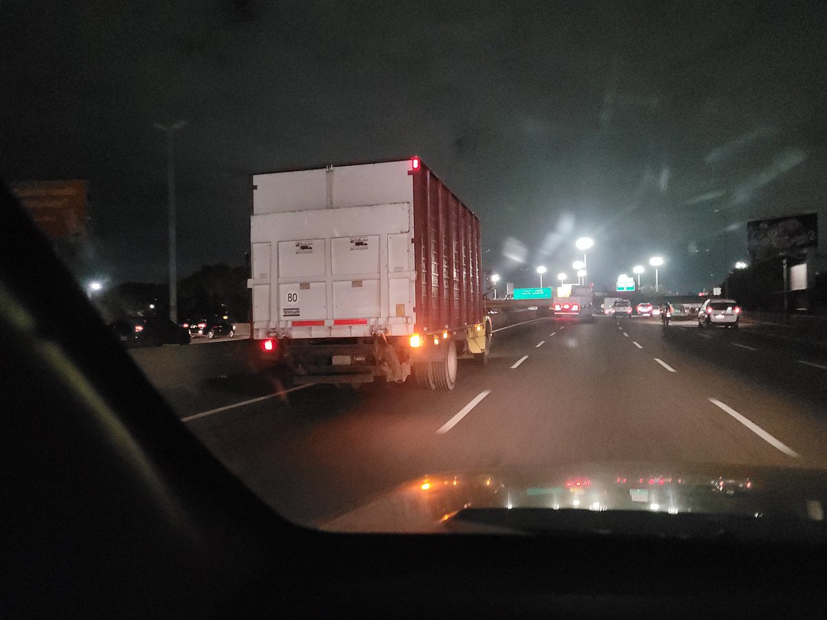 jerowrc's tweet image. Camion sin luces ni patente circulando por @AuSol_AR a menos de 48 horas de un accidente fatal. Que más hace falta para que hayan controles serios? Después nos lamentamos @APTTA_ @todonoticias @InfoSegVial