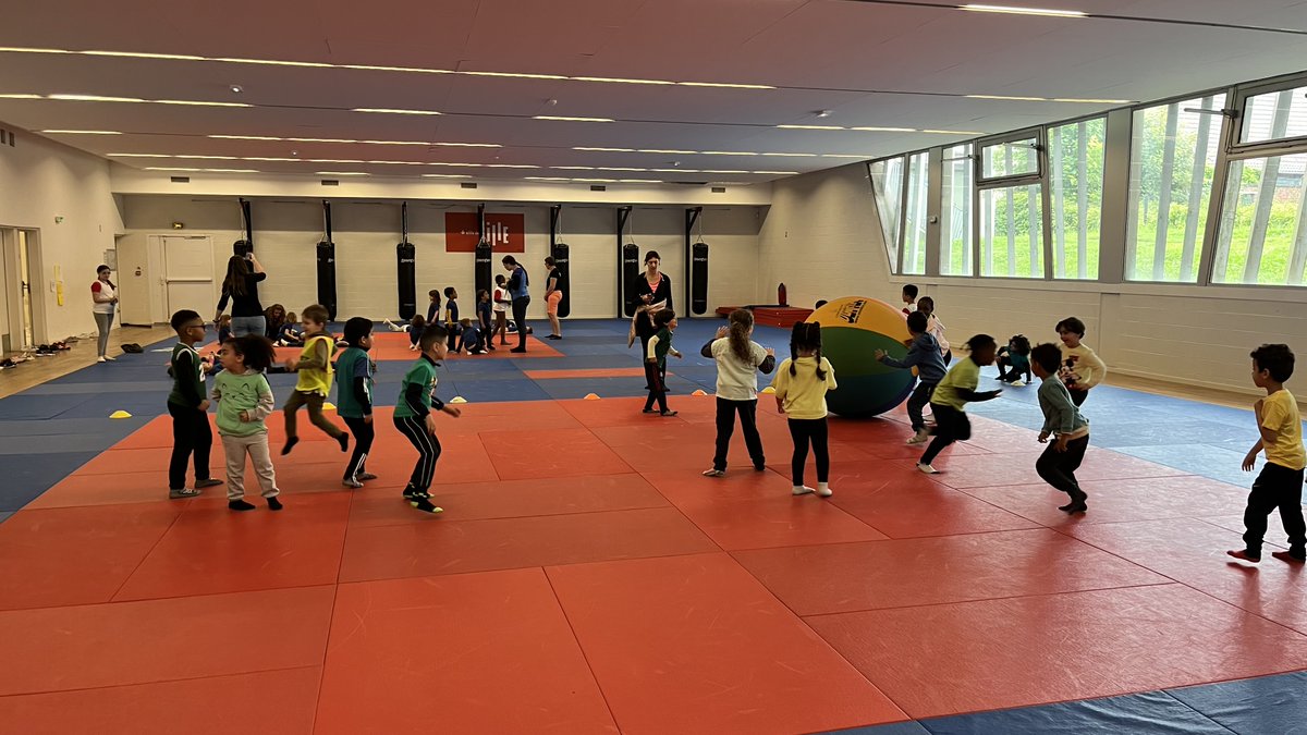 USEP59's tweet photo. Très belle usépiades organisée par l'asso Usep Turgot ( ce1/cm2) pour les maternelles du département ! 
Au programme des activités ludiques et innovantes🧗‍♂️🏉
Bravo à tous &amp; merci à @lillefrance pour les équipements. 
@AcLille @usepnationale @departement59 https://t.co/InYAnmN38H