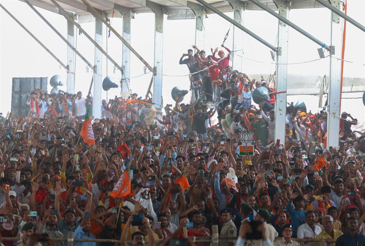 BJP4India's tweet photo. मेरी विरासत भी आप हैं और मेरे वारिस भी आप हैं।

प्रधानमंत्री श्री @narendramodi ने महाराजगंज, बिहार में विशाल जनसभा को संबोधित किया।