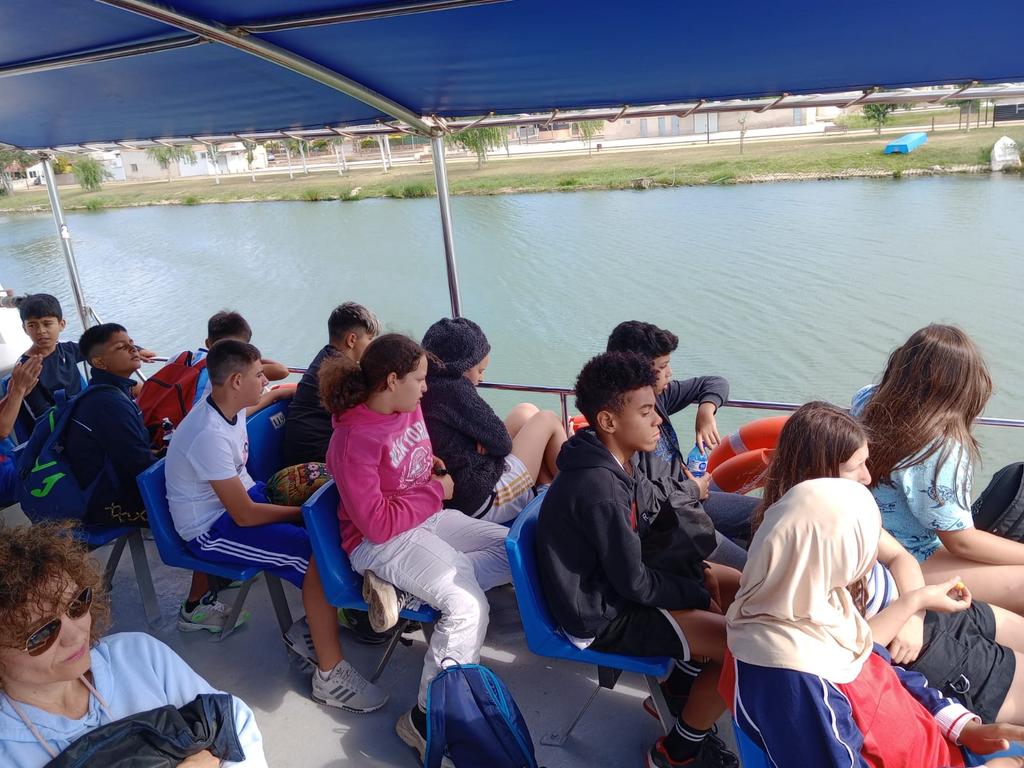 Bon dia! Després d'un bon esmorzar per agafar força, de ruta amb el vaixell fins la desembocadura del Riu Ebre!