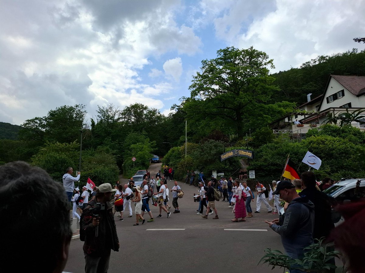 Am Sonntag waren wir mit 6 Kandler OMAS auf dem Hambacher Schloss, um gemeinsam mit einigen Neustadter OMAS UND OPAS einer Speyerer und einer Koblenzer OMA Präsenz zu zeigen gegen den lächerlichen Aufzug von ca.600 Verwirrten, die anstatt der angekündigten 5000 am Schloss VORBEI