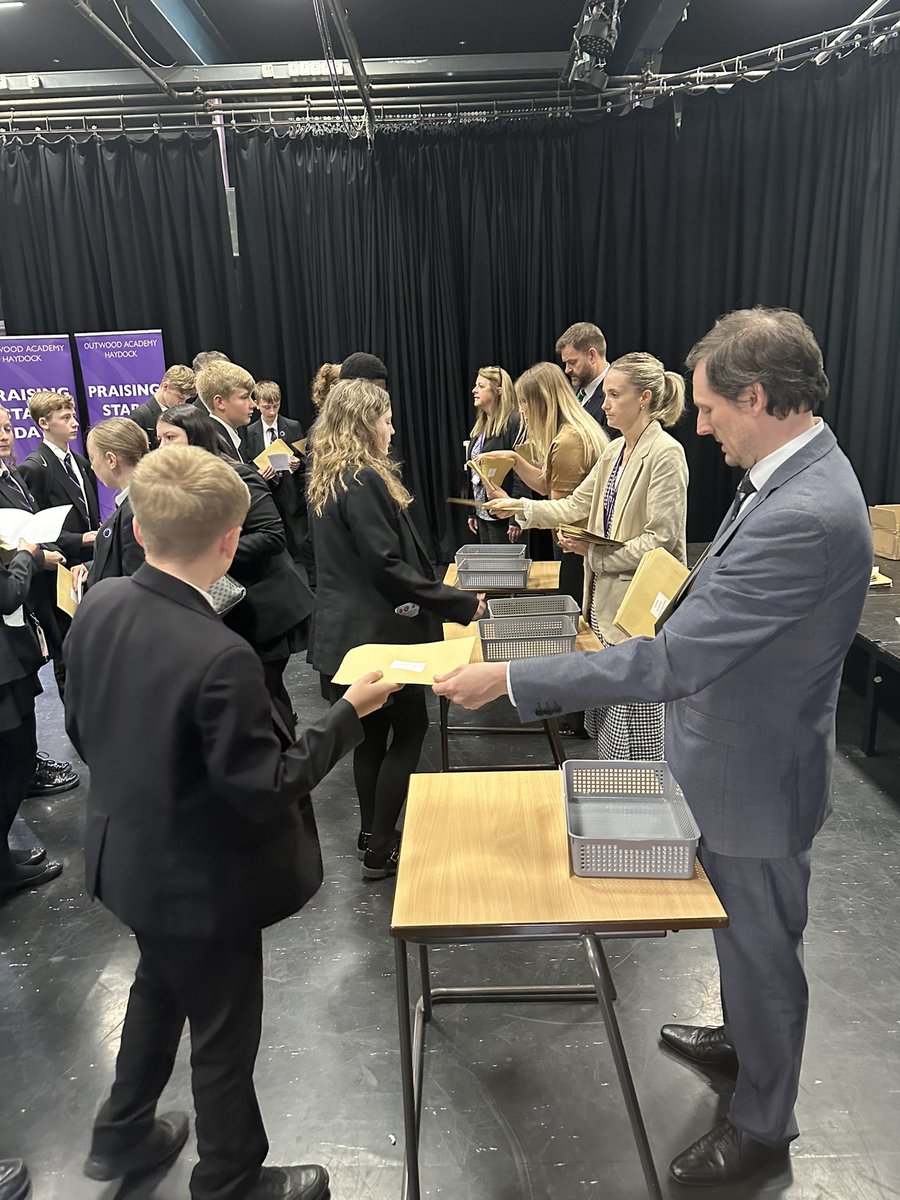 laurenbm90's tweet image. Name a better day than Praising Stars Day?! @OutwoodHaydock So much love for progress amongst year 9 this morning! #MetaMay #PraisingStars #LoveLearning 🔴🟡🟠🟢🟣