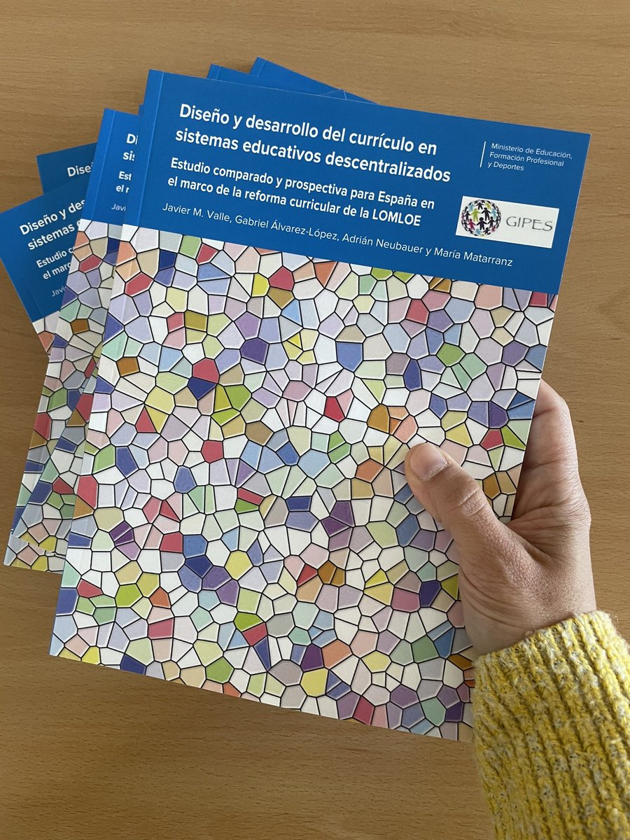 _matarranz's tweet photo. ¡Ya lo tenemos! @galvarezlopez @AdriNeubauer @educaciongob 
“Diseño y desarrollo del currículo en los sistemas educativos descentralizados”
Un gusto ver publicada esta investigación realizada en @GIPES_UAM https://t.co/zOstbO43IW
