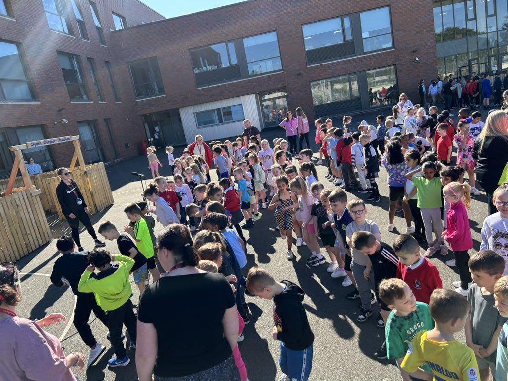 MrsRiceTeacher's tweet photo. Zumba warmup with @MissReilly13 today! Thank you so much! The sun was shining! @ClydePrimary @MrsFlynnCPS #ClydeHWB #ClydeHealthWeek https://t.co/4wfj0gfNOI