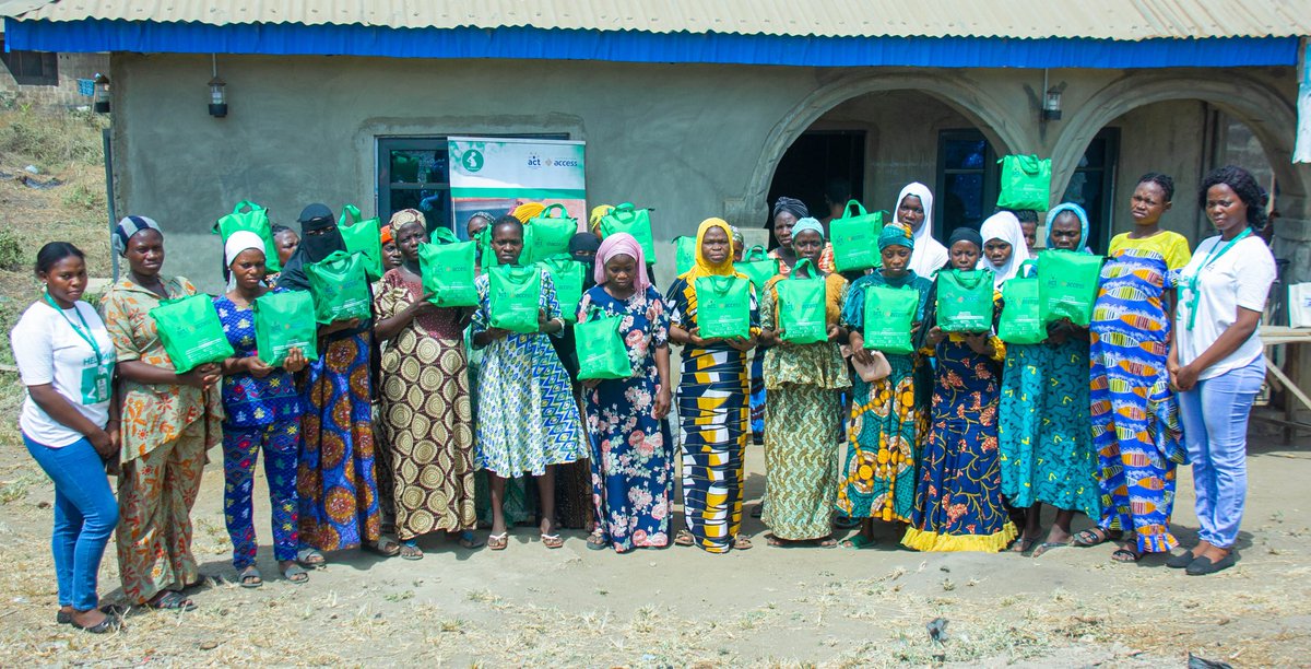 The HelpMum Team, in collaboration with the @actfoundation_ , went out to distribute our free clean birth kit to pregnant women Osho-aro community,Ona Ara local government area. Maintaining clean and hygienic practices during delivery is essential for the safety and well-being