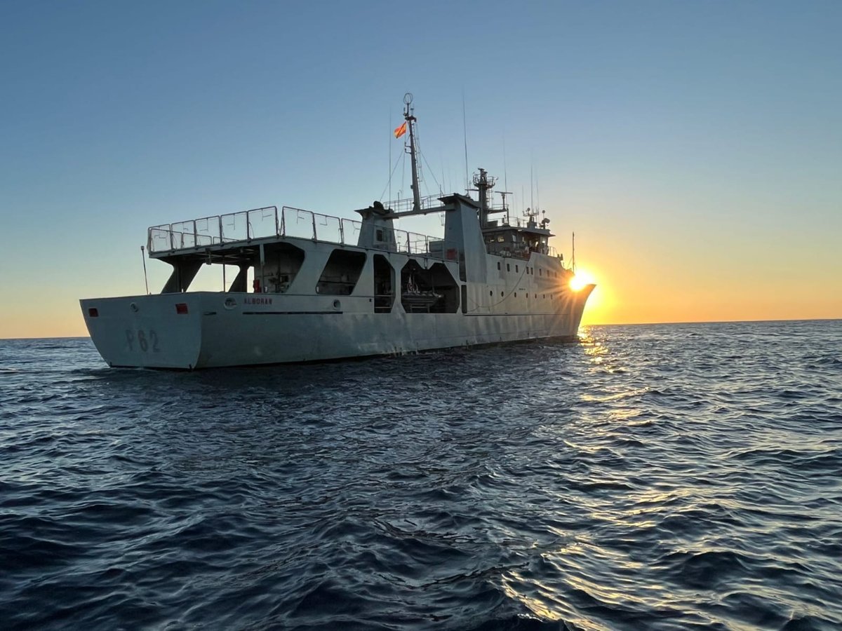 #BuenosDías Esta mañana el patrullero #Alborán ha asistido a un⛵️,que solicitó rescate por una vía de agua provocada por orcas, hasta la llegada de @salvamentogob La Armada siempre garante de la seguridad de 🇪🇸 y de los españoles, en y desde la mar, donde y cuando sea necesario