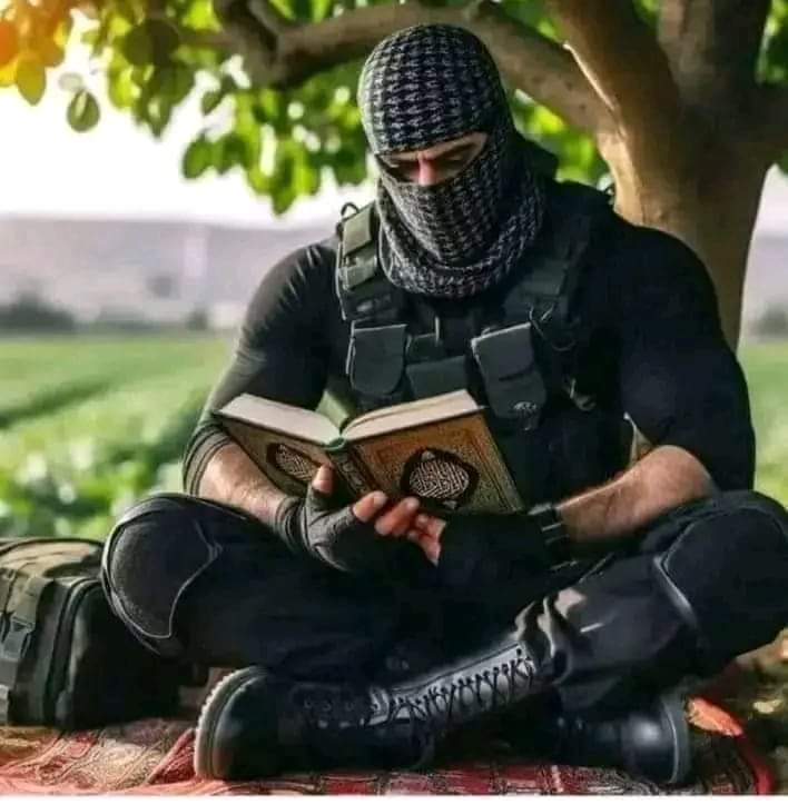 كأنهم رجال تسللوا إلينا من زمن الصحابة/ اللهم استرهم فوق الأرض وتحت الأرض ويوم العرض يارب العالمين 🤲
اللهم إني استودعتُك فلسطين وأهلَها، كبارَها وصغارَها، رجالَها ونساءَها، شبابَها وبناتِها، أرضَها وسماءَها، فاحفظها يا ربنا من كل سوء ..