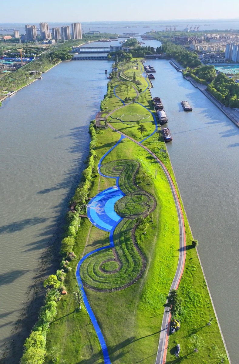 📷The ecological landscape belt of the #Chongchuan section of the Tonglyu #Canal has been fully completed, adding to #Nantong's array of 'ecospheres.'
Photo by Xu Congjun