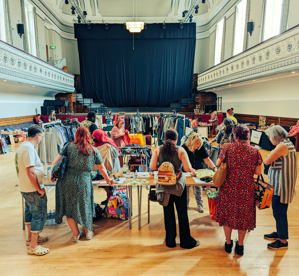 Thank you @WovenInKirklees for introducing me to the fab @ArcadeDewsbury team to support with their 1st clothes swap held on Saturday at Dewsbury Town Hall. Such a beautiful venue for it!
#CircularCommunities #reuse #sharing #collectiveclothing #swapping @KirkleesTownHls
