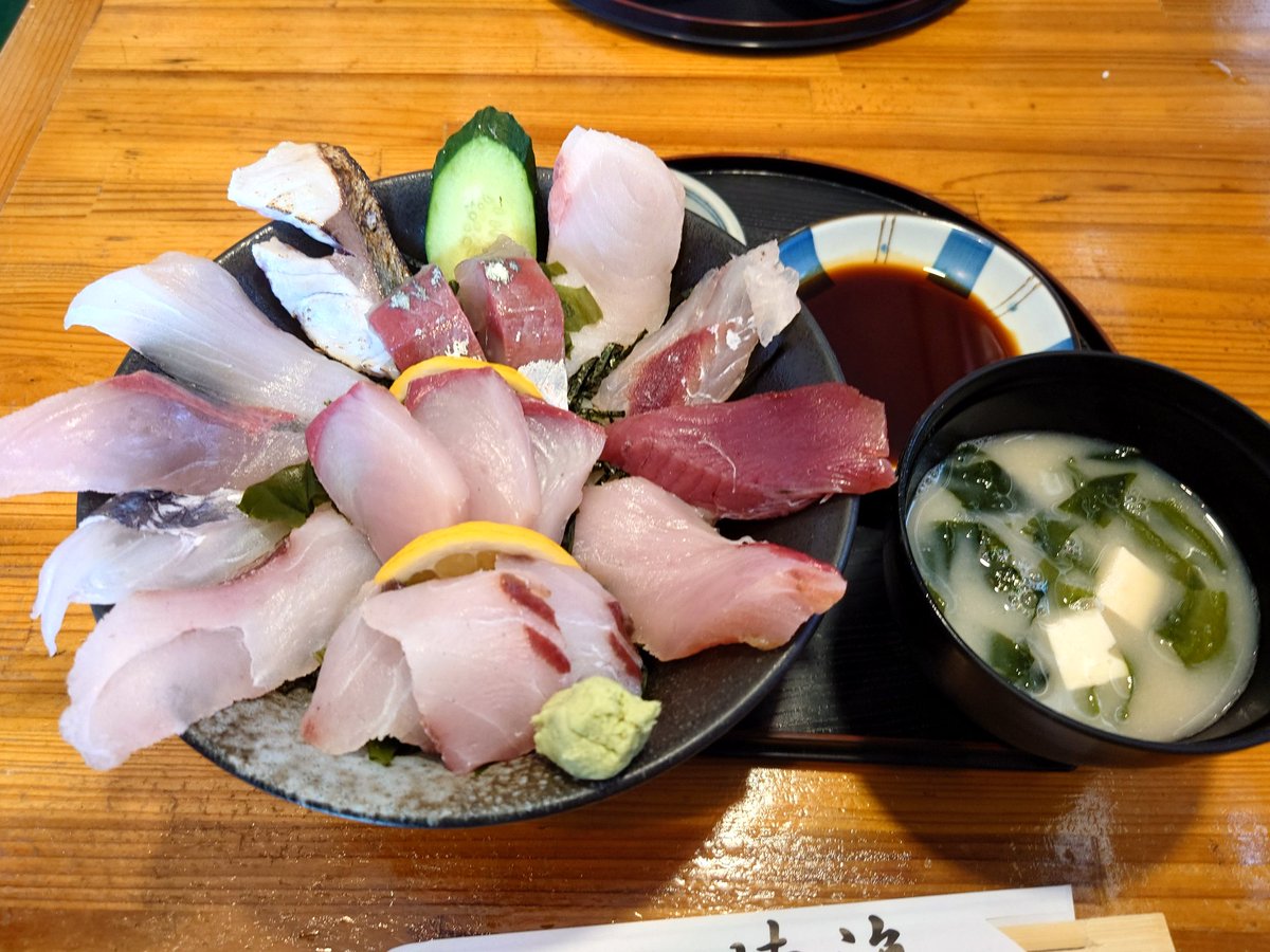 昼飯よ！！
海鮮丼！！