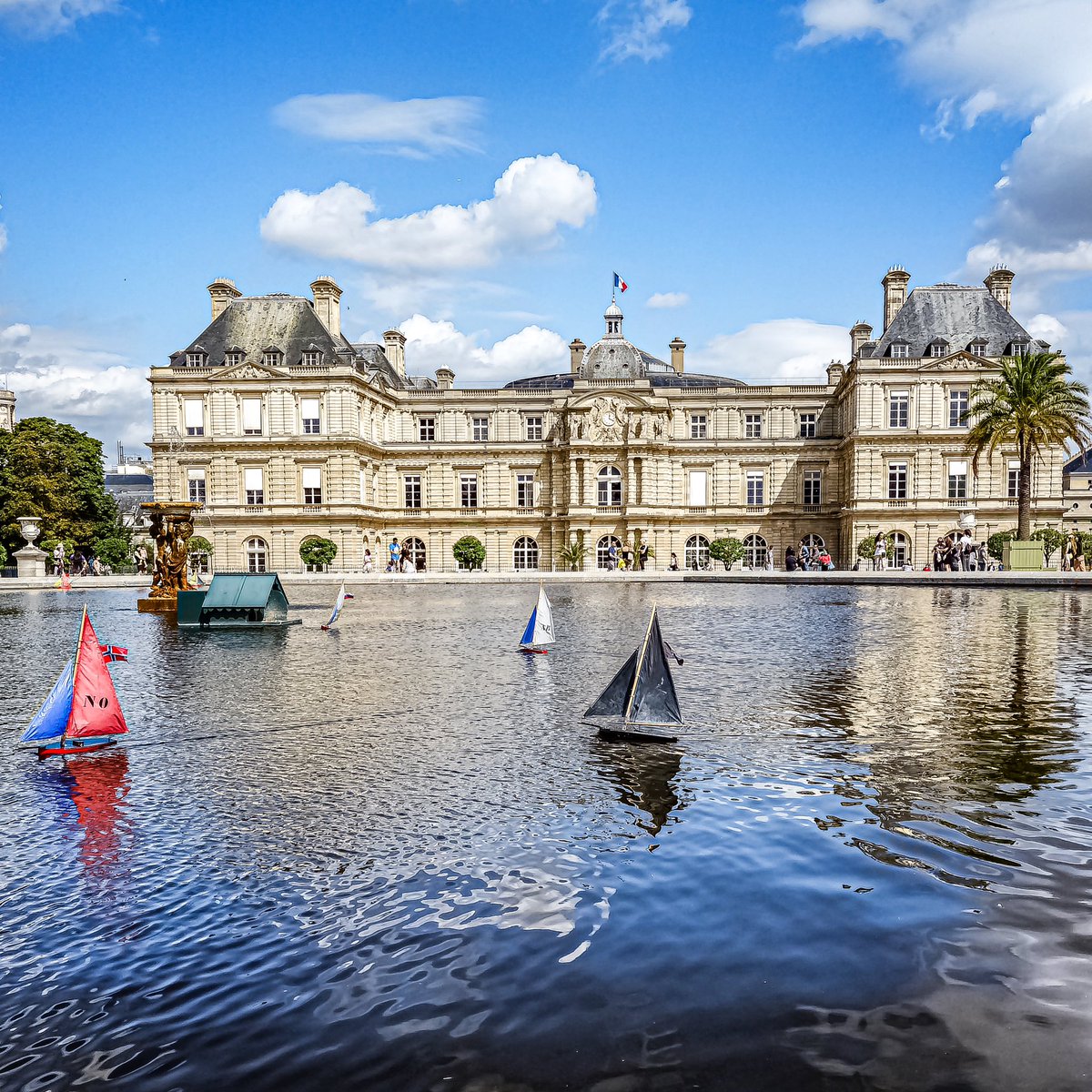 Les petits bateaux du jardin du Luxembourg - Paris 6 #parisladouce #paris #pariscartepostale #parisjetaime #pariscityguide #paris6 #thisisparis #visitparisregion #patrimoine #architecture #streetofparis #jardinduluxembourg #saintgermaindespres