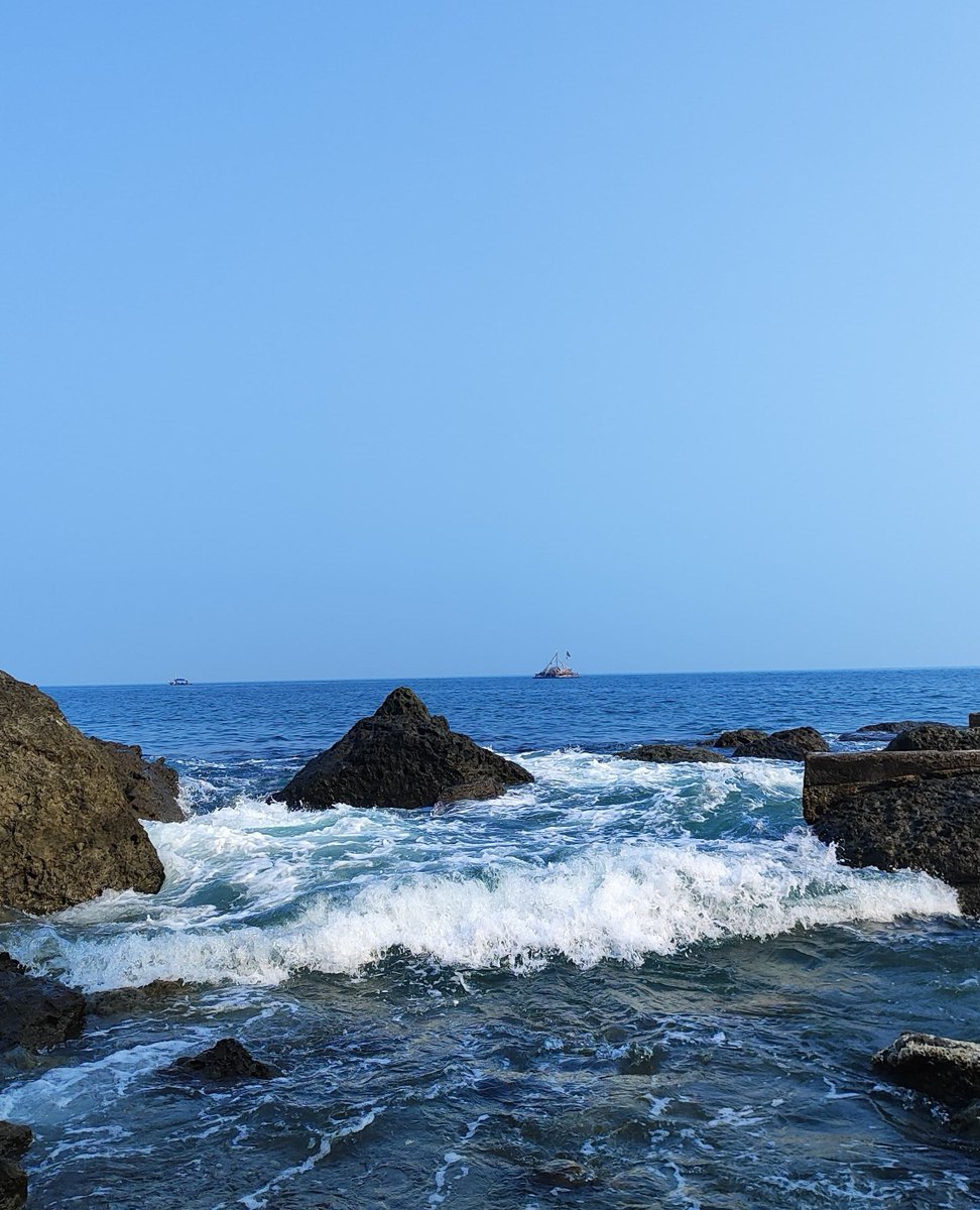 Every wave is an invitation to explore🌊
ps. this photo was taken at our private beach👀

- Laska Hotel & Resort Ciletuh -

#laskaciletuh
#laskahotelciletuh
#laskahotel
#laskaresort
#ciletuh