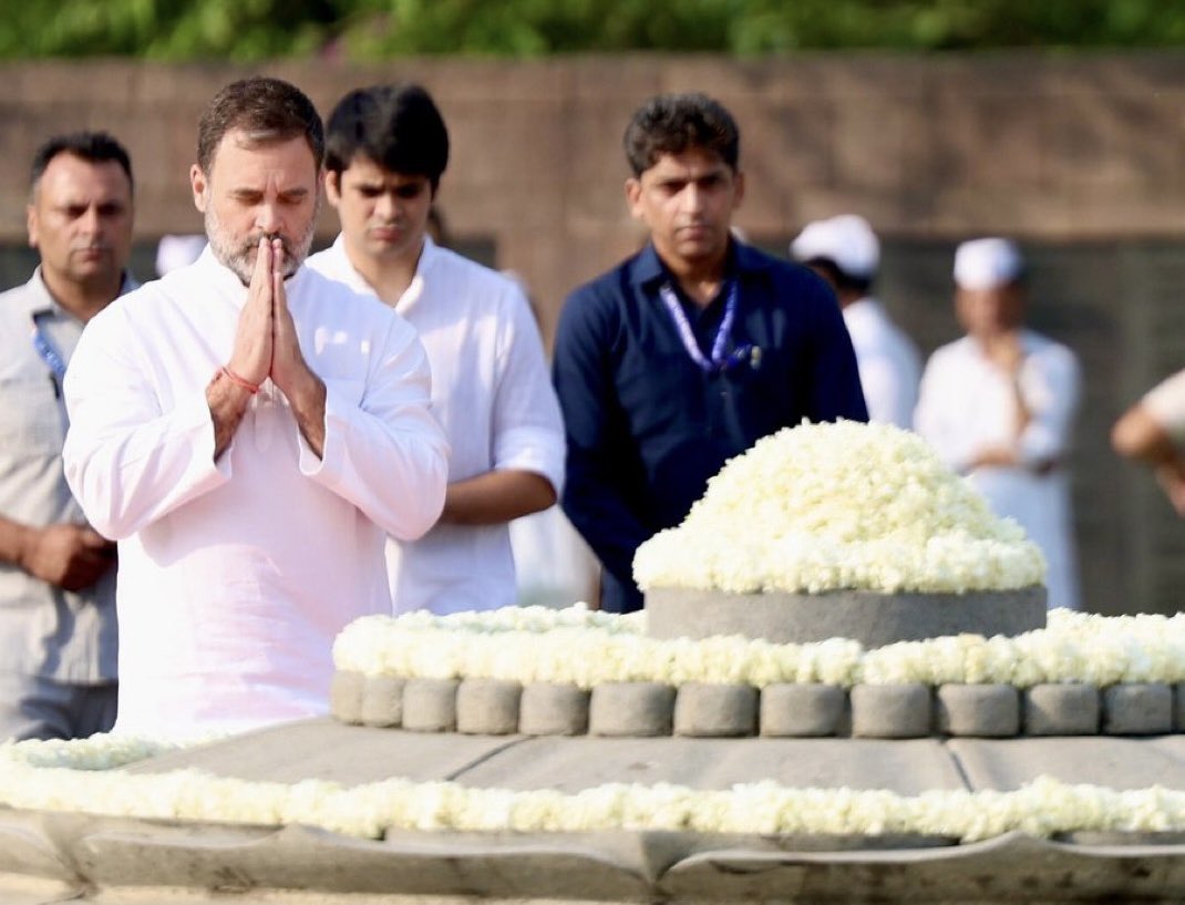 SachinPilot's tweet photo. पूर्व प्रधानमंत्री स्व. श्री राजीव गांधी जी की पुण्यतिथि पर उनके समाधि स्थल ‘वीर भूमि’ पर पुष्पांजलि अर्पित की।

आधुनिक, प्रगतिशील एवं सशक्त भारत के निर्माण में उनका योगदान अभूतपूर्व रहा है।

@RahulGandhi @INCIndia https://t.co/GL74ZRLyZJ