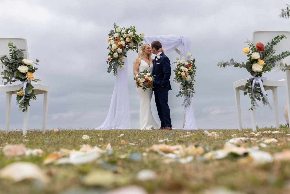 Rainy day weddings can be fun too! Kelly &amp; Kyle’s special day at Seeplaas. 

expressionsphoto.co.za/seeplaas-weddi…

#gardenrouteweddingphotographers #beachweddingvenues #rainydaywedding #oceanvibes