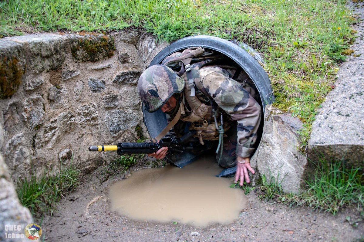 Début de la 2e semaine de formation commando au @CNEC1CHOC pour les sous-lieutenants de l'EMIA 1 et les officiers sous contrat encadrement de l'EMAC. Retour en📸sur ce début de formation où rusticité, cohésion et dépassement de soi étaient au rdv. #PrepaOPS #FiersDeNosSoldats💪