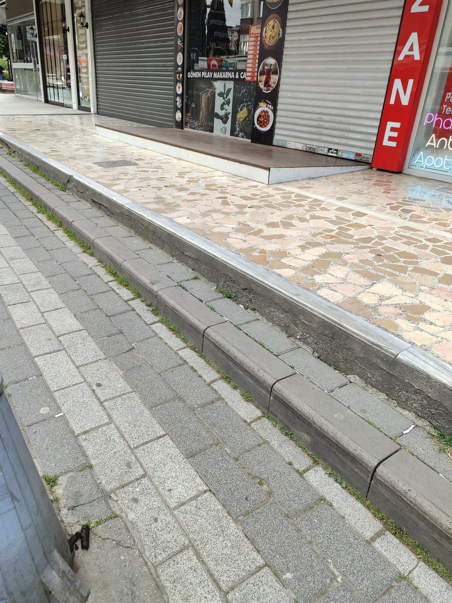 Bulgurlu Caddesi Çağrı Market karşısındaki eczane önünde köpek dışkısı var. <a href="/uskudarbld/">Üsküdar Belediyesi</a> Çevreye hastalık yayıyor. Acil temizlenmesini diliyorum. <a href="/sdedetas/">Sinem Dedetaş</a>
