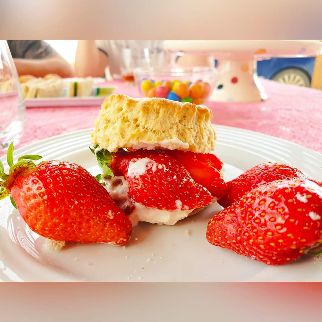 It's home-grown strawberry season in the beautiful Charente and they are sooooo sweet!🍓
#strawberries #lagruegites #afternoontea