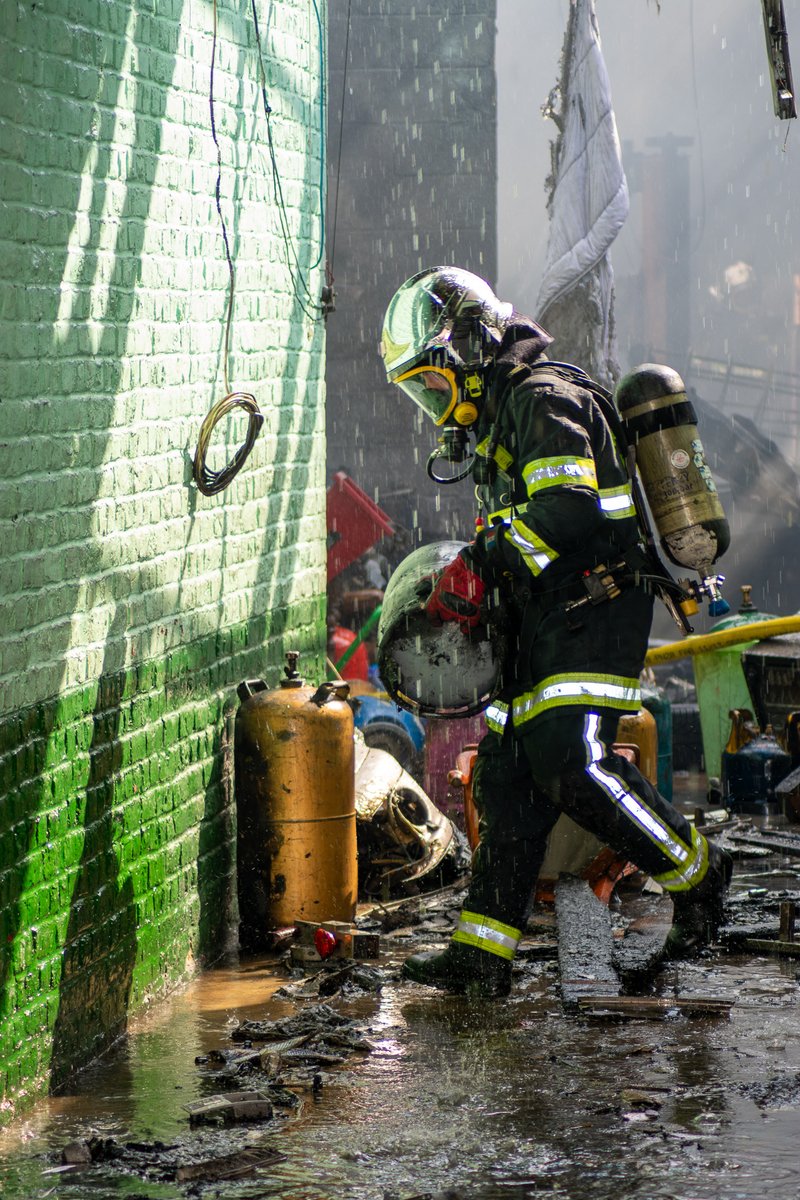 [ Les sapeurs-pompiers du Nord ont lutté toute l'après midi hier contre un feu d’entrepôt à 📍 TOURCOING ]

Hier après midi et en soirée, les secours du SDIS du Nord sont engagés pour lutter contre l'incendie d' un entrepôt enclavé dans des habitations à 📍 TOURCOING .