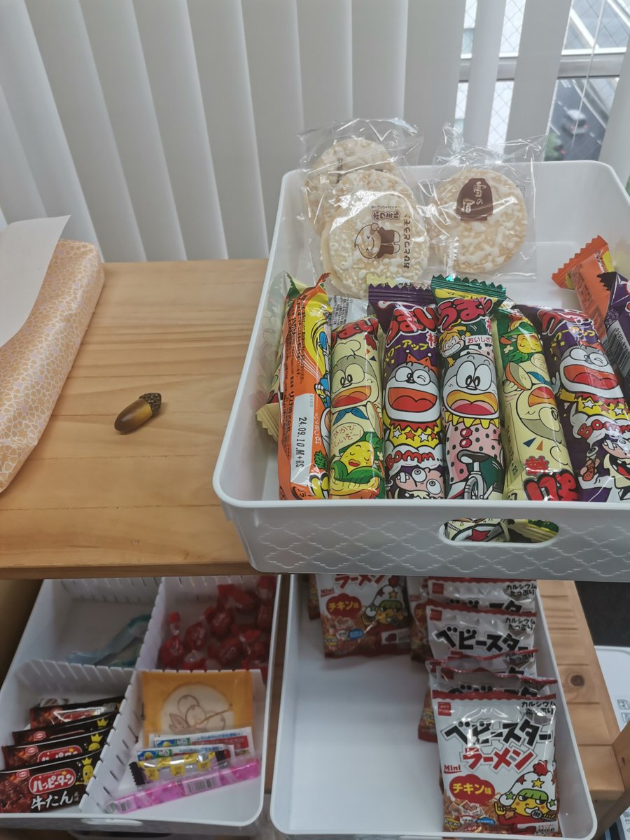 paradigmlabo's tweet photo. 弊社のいいとろ。
オフィスにお菓子コーナーがあるw
ちょこちょこつまんで各自リフレッシュしています😊
お菓子がなくなると社長が補充してくれていますw
ありがたいねぇ～☺️
なぜかいつからかドングリがあります。
見るたびトトロ思いだしてほっこりしています。 https://t.co/NhYAHBGBRZ