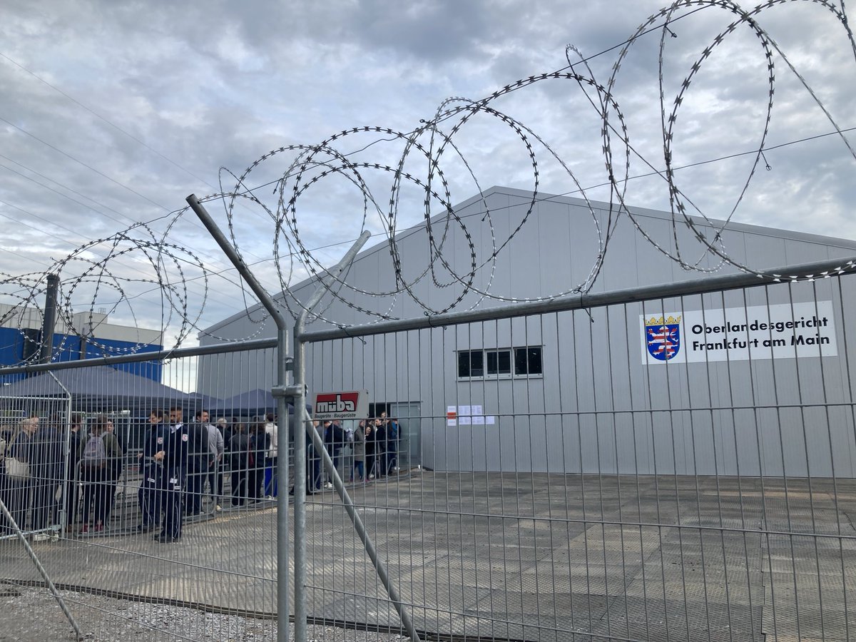 IsaScheuplein's tweet image. Lange Schlange vor Beginn des Terrorprozesses gegen die „Reichsbürger“-Gruppe um Prinz Reuß XIII. Laut Anklage war ein bewaffneter Staatsstreich geplant #dpa-Reporter #frankfurt #oberlandesgericht##olg