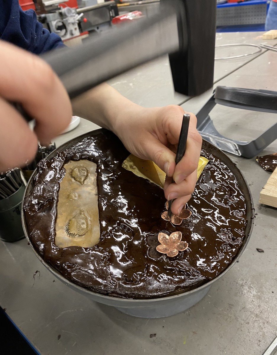 EU_TRACtion's tweet photo. In the jewelry-making course at the @helsinkiuni, Kaisa Hyrsky’s students drew inspiration from Karelian textile traditions. Mari Kosunen discussed Karelian jewelry, and many students incorporated elements from Karelian folk costumes, reflecting their ancestry.  #Karelian https://t.co/tep6NzSQGW