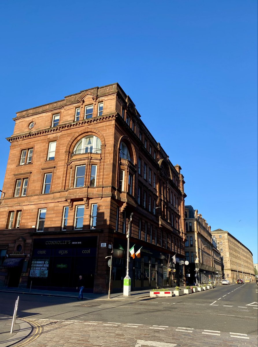 #MomentsOfBeauty in #Glasgow: You’ve got to love the long spring days here. Look at the deep blue of the sky and the contrast with the sun warmed red and blonde sandstone buildings of Bell Street, the architecture of which is inspired by Chicago, Paris and Florence 🥰!