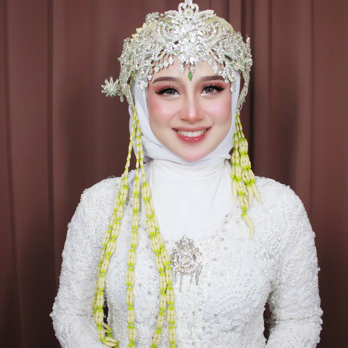 Charinaaprilahh's tweet photo. Cantik sekali manten kuuu . 

#naturalmakeup #muabandung #boldmakeup #muacimahi #makeuppengantin #makeupartist #makeuppengajian #makeupbridesmaid #makeupsiraman #makeuppengajian #makeupbridesmaid #softglammakeup #tutorialmakeup #muahitsbandung #weddingmakeup #zonauang https://t.co/TaG2vgGk6l