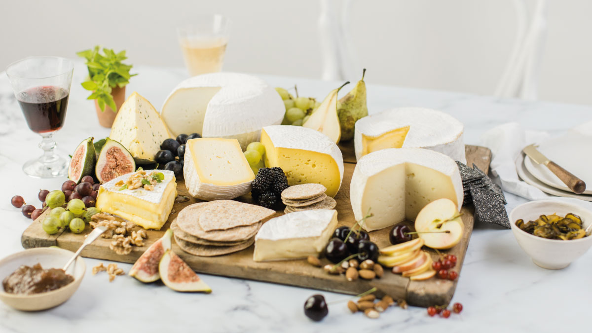 Nestled in the South Devon valley on the banks of the River Dart, @SharphamCheese has crafted the finest artisan cheeses for over 40 years. Handmade using rich milk from their Jersey herd and neighbours' goats 🧀

#apassionforfood #ploughtoplate #southwest #westcountry