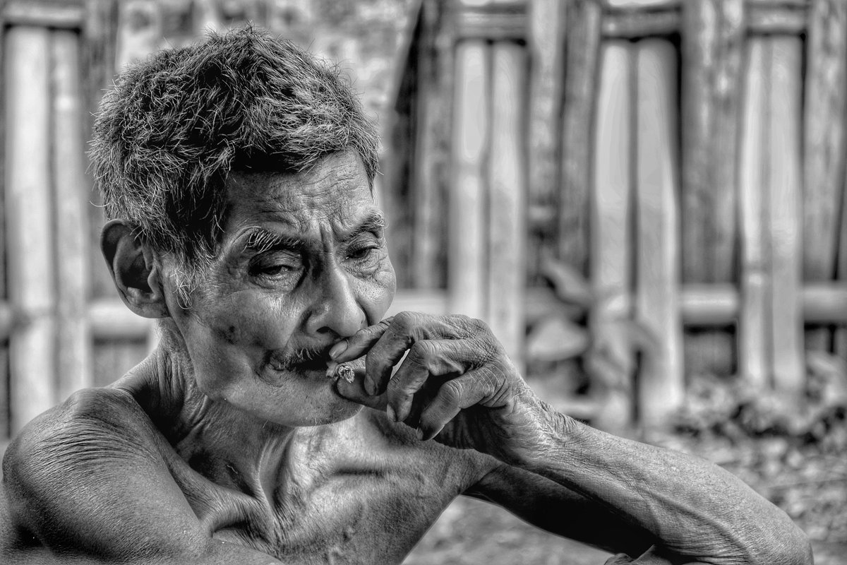 Kerutan di tubuhnya bukti kerasnya hidup.

#photojournalism #photoofday #photographylovers #photo #photography #photographer #portrait #blackandwhitephoto #blackandwhite #blackandwhiteohotography