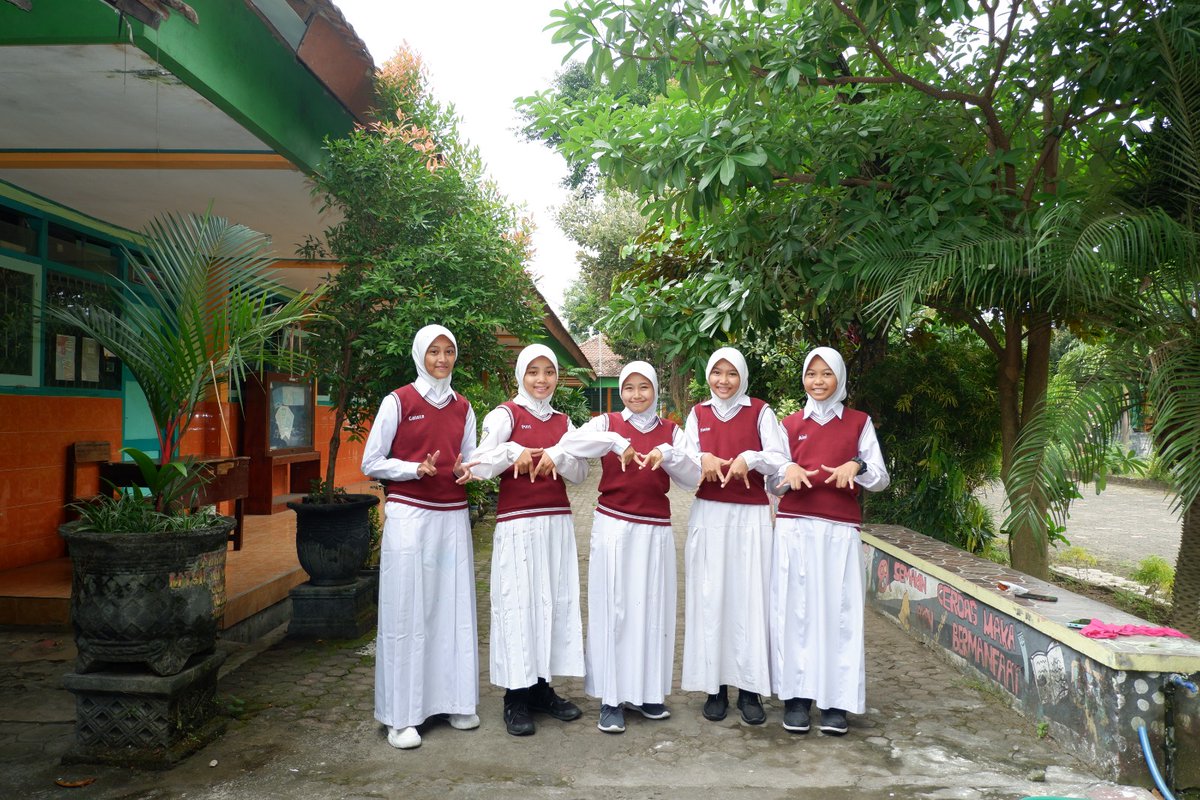 OMG!!Alhamdulillah ya Allah aku punya pengalaman bisa menempuh masa SMP selama 2 tahun ikut program SKS dan ini teman dekatku sampai sekarang masih sering berbagi ilmu walaupun kita SMA beda sekolah 💐💫❤️‍🩹💋