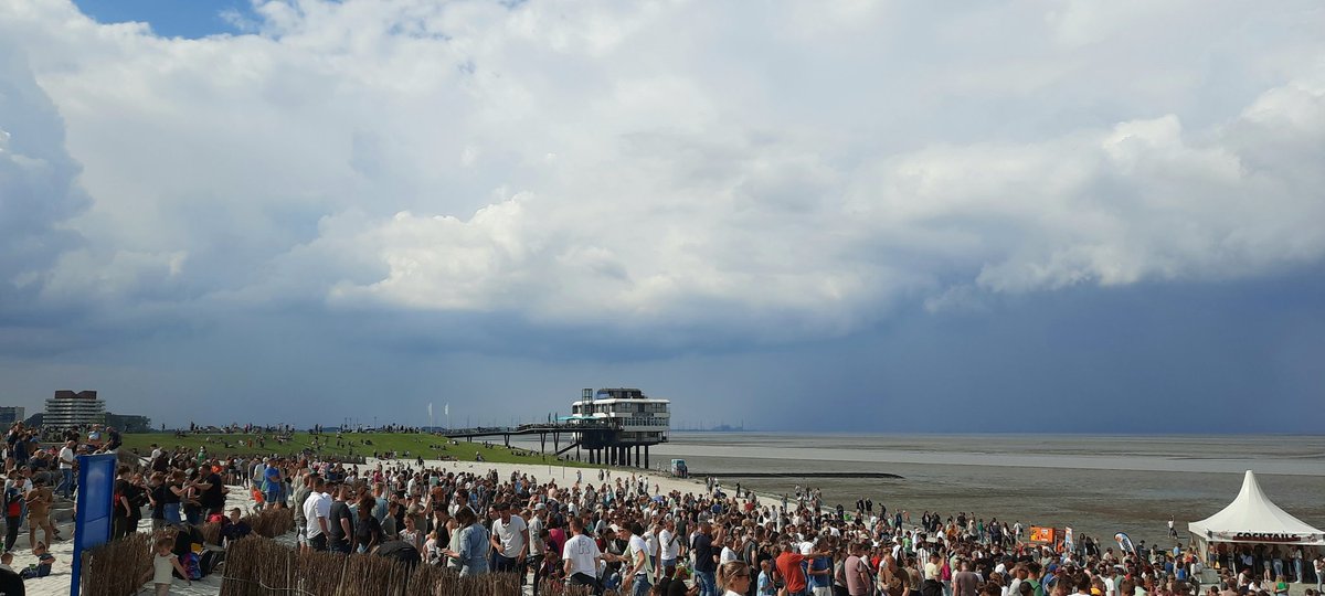 Gistermiddag nog even sfeer proeven op #dijkfeest #Pinksterfeesten. Opmaat voor #Delfsail2024 Buien rondom #strand #Delfzijl #mooieluchten #buien #Eems