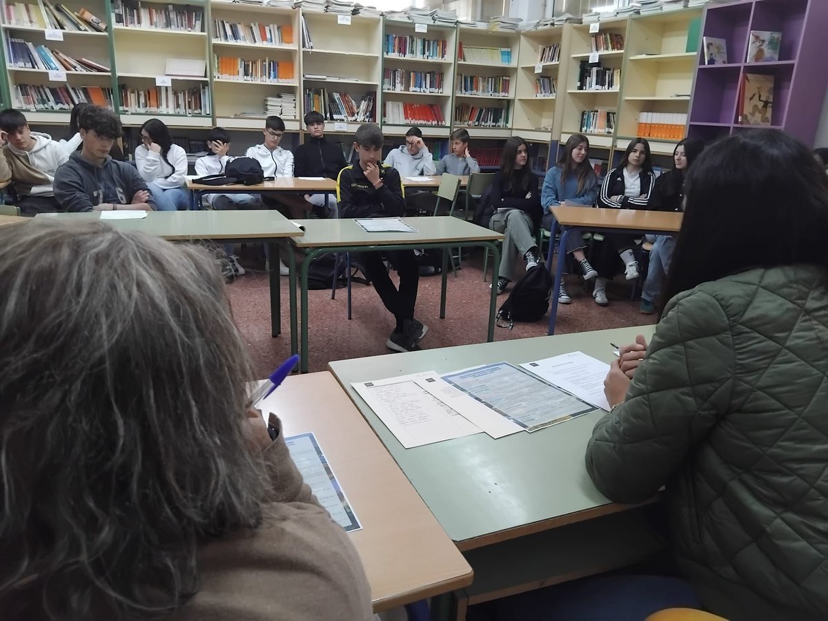 La alcaldesa se desplaza al IES Sierra del Agua para conocer el Decálogo Municipal de Acción Climática. – Redes que generan futuro buff.ly/3QUffuF