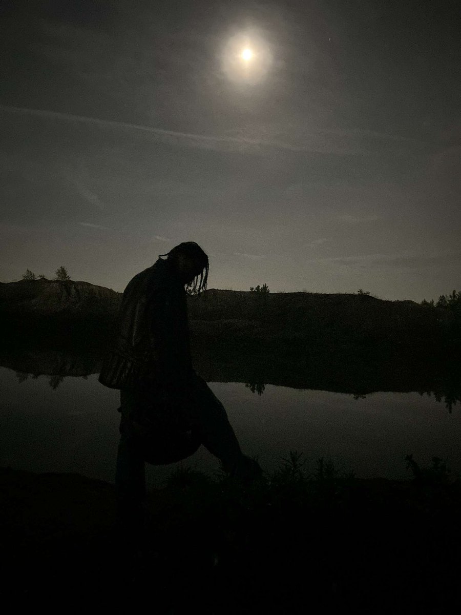ImyJrr's tweet photo. I took these pictures but didn’t notice how hard they would go. I feel like bat man #batman #travisscott https://t.co/Qh8WKRnk0M