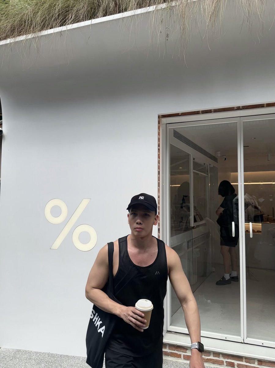 itssmeJhim's tweet photo. Coffee run. 🏃

#WhenInTaiwan #ArabicaTaiwan 🇹🇼 https://t.co/f9LFPoFM4l