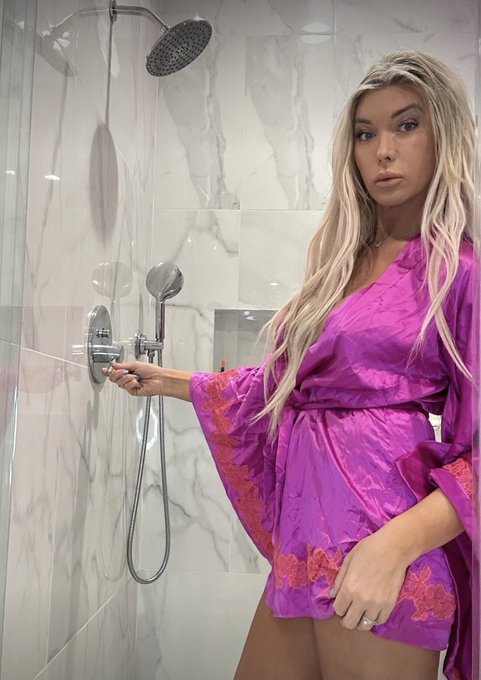 robe on or off?? https://t.co/9ri9Kx0pGA