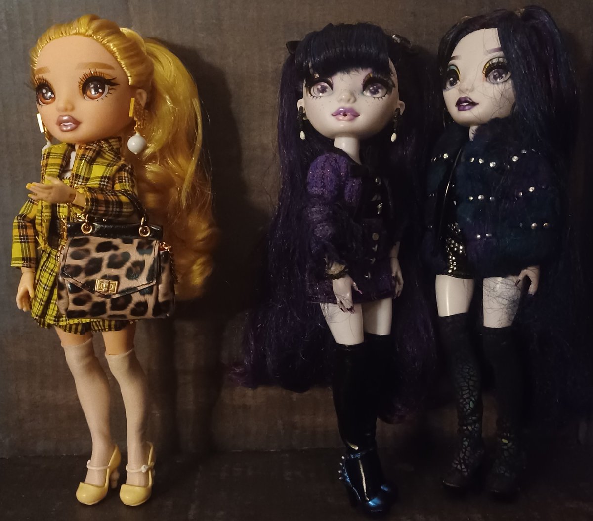 N and V just watched the movie Clueless with me! They loved the fashions in it and are probably planning to try to raid Sheryl's closet for some reason. Sheryl also felt that Cher was very relatable and felt oddly familiar to her!🖤💜