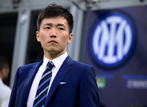 90ordnasselA's tweet photo. “Steven Zhang va ricordato come un grande presidente della storia del club non tanto perché è il secondo più vincente (2 scudetti, 2 Coppa Italia, 3 Supercoppa italiana fanno 7 titoli come Angelo Moratti, ma in sei anni anziché 13) quanto perché è passato, sia concessa la licenza poetica, dalle stalle (metafora) alle stelle (letteralmente).
Se il trofeo più importante del calcio contemporaneo è la continuità ad alto livello, Zhang merita una menzione d’onore perché prima di andarsene ha rinnovato i contratti fino al 2027 all’intera dirigenza, in modo che nessuno potesse anche solo farsi venire il folle dubbio di modificarla. Lascia l’Inter controvoglia ma in ordine.
Questo è ciò che fanno i grandi manager, i grandi presidenti. Questo è ciò che ha fatto Steven Zhang.”
#Libero