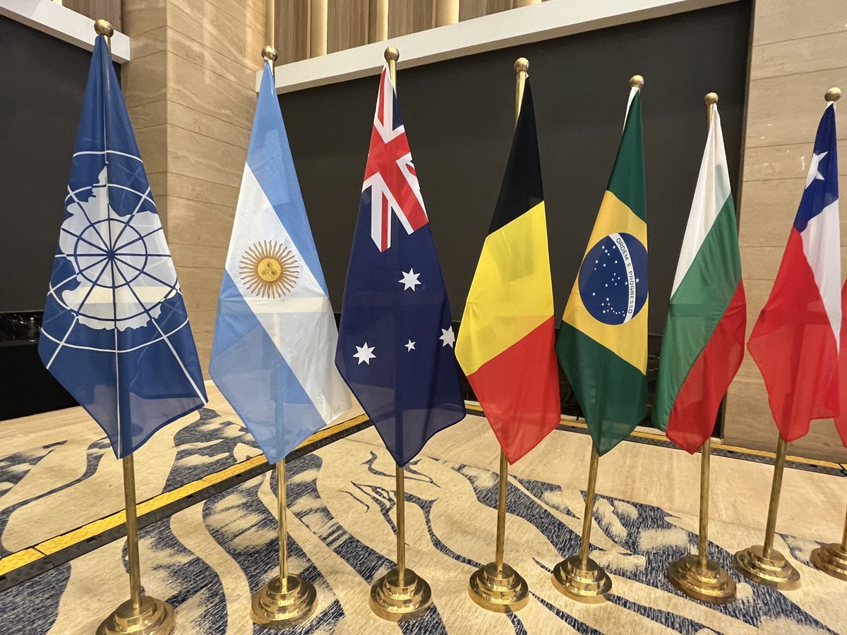 Elizabeth Leane tweet media