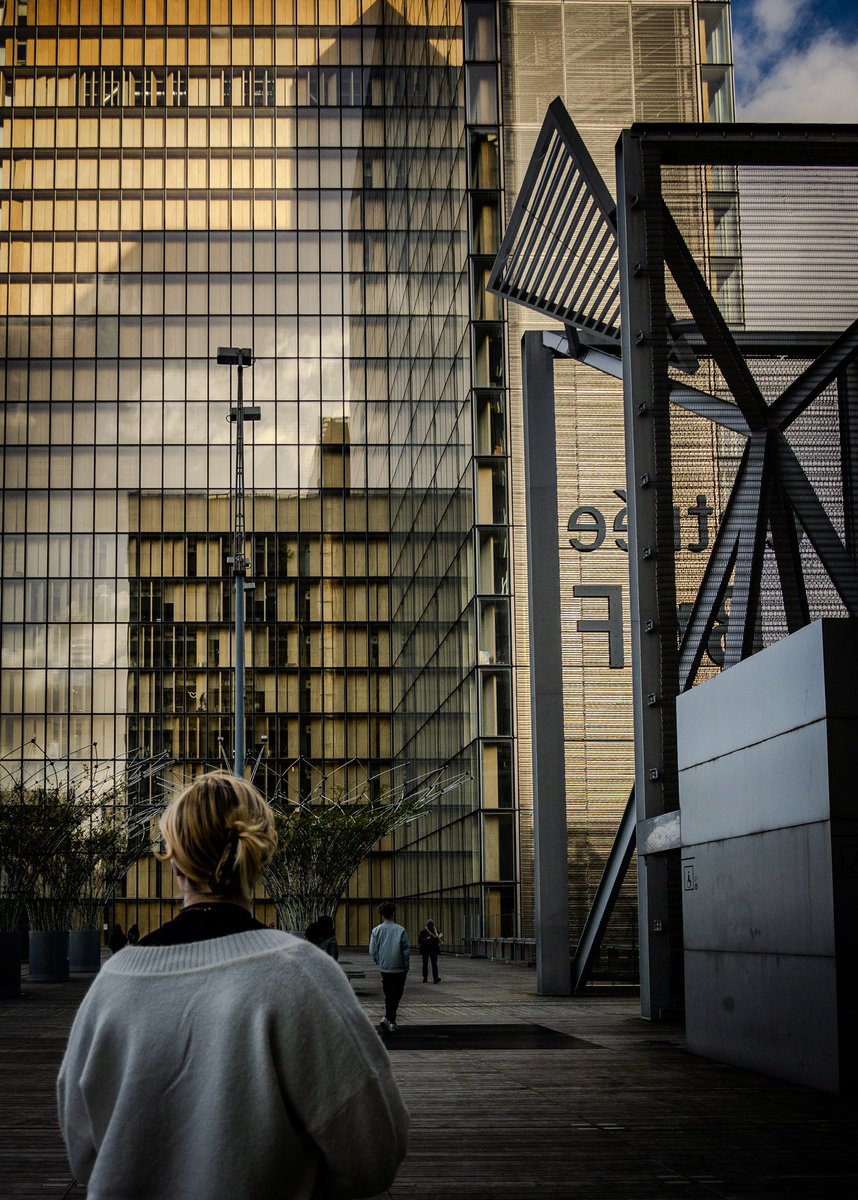 #bonjour 
La #bnf 🙂 #paris #iledefrance #france 
Color version

#people #building #reflections #view #shotbyme #shotonlumix #photography #parisphoto #reponsesphoto #art #streetphotography #lensonstreets #lensculturestreets