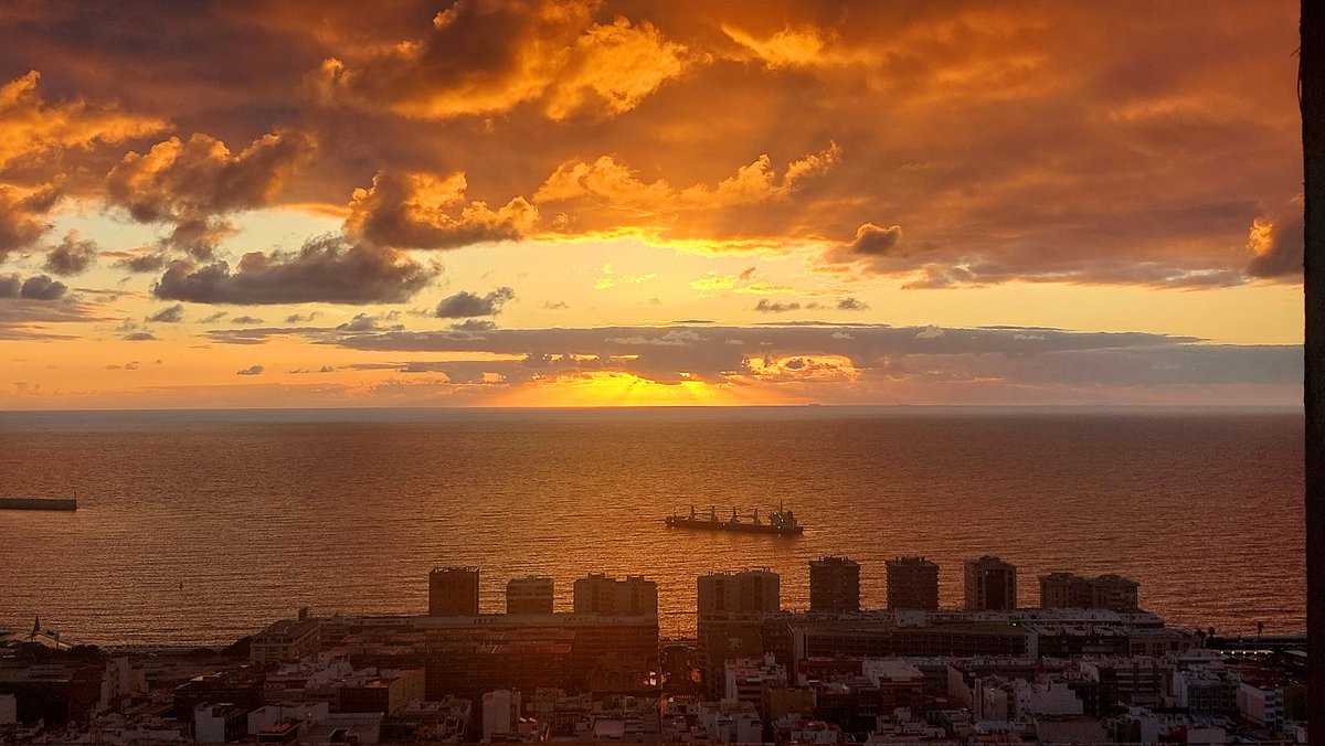 Así va a ser imposible no echarla de menos🌅 @VickyPalmaMeteo @Adricor_fer @CedresEdgar @ciudaddemar @LasCanteras @LpaVisit @AGMCan @eltiempoGCM @ElTiempoes @AEMET_Canarias @RTVCes @PontealDiaRTVC