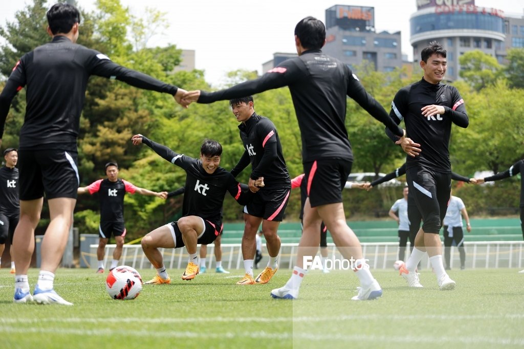 database_stu's tweet photo. 근데 진심 밳이 어���때부터 황한테 맞고 살았다는게 진짜 같기는 함 ㄹㅇ 시도때도 없이 애 괴롭힘 장난치고 방해하고 투닥거리고 괴롭히고 못살게 굴고... 아무래도 이거 딱 그거임 지가 좋아하는 애한테 못되게 구는거 ㅋㅋㅋㅋㅋㅋㅋㅋㅋ https://t.co/hBINACBXwF