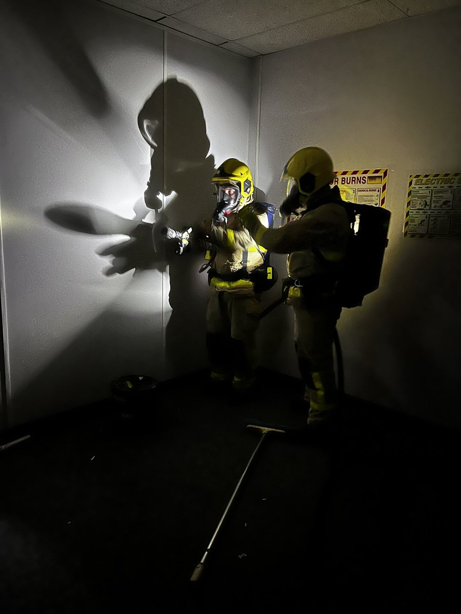 Padiham_Fire's tweet photo. Last night we partnered up with @Clitheroe_Fire for an off site BA drill at a new venue.

Great facility with plenty of challenges for BA wearers with plenty to learn for 2 firefighters who are preparing for their team leader assessments 

#OnCallFirefighter https://t.co/y7OPq2TdsY