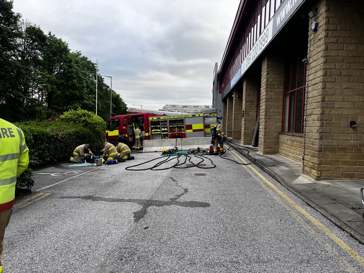 Padiham_Fire's tweet photo. Last night we partnered up with @Clitheroe_Fire for an off site BA drill at a new venue.

Great facility with plenty of challenges for BA wearers with plenty to learn for 2 firefighters who are preparing for their team leader assessments 

#OnCallFirefighter https://t.co/y7OPq2TdsY