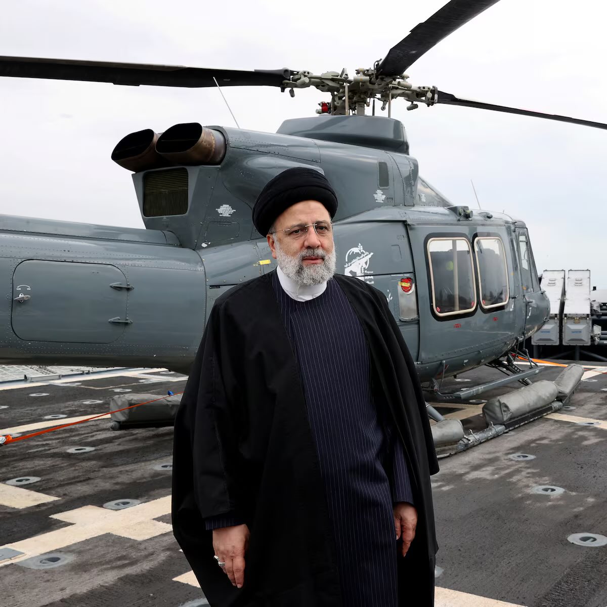 ईरानी राष्ट्रपति का जो हेलीकॉप्टर दुर्घटनाग्रस्त हुआ, वह लगभग 30 साल पुराना बेल 212 था, जिसका निर्माण 1994 में हुआ था। यह केवल दृश्य उड़ान के लिए प्रमाणित है और इसमें 6 यात्रियों के बैठने की क्षमता है। इसके इंजन की शक्ति कमजोर है और यह भारी भार के साथ पहाड़ी इलाकों में ऊंची