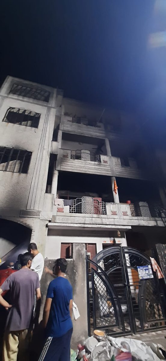 ngpnmc's tweet photo. जरीपटका येथील महात्मा गांधी शाळेजवळील एका घरामधील गोदामाला सोमवारी रात्री आग लागली. घटनेची माहिती मिळताच सुगतनगर अग्निशमन केंद्राच्या पथकाने तात्काळ घटनास्थळी धाव घेऊन आगीवर नियंत्रण मिळविले आणि तिसऱ्या माळ्यावरील नऊ व्यक्तींना सुखरूप बाहेर काढले.
#Emergency #control_room #fire https://t.co/SFvKOwpkpX