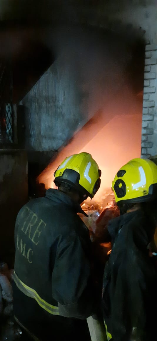 ngpnmc's tweet photo. जरीपटका येथील महात्मा गांधी शाळेजवळील एका घरामधील गोदामाला सोमवारी रात्री आग लागली. घटनेची माहिती मिळताच सुगतनगर अग्निशमन केंद्राच्या पथकाने तात्काळ घटनास्थळी धाव घेऊन आगीवर नियंत्रण मिळविले आणि तिसऱ्या माळ्यावरील नऊ व्यक्तींना सुखरूप बाहेर काढले.
#Emergency #control_room #fire https://t.co/SFvKOwpkpX