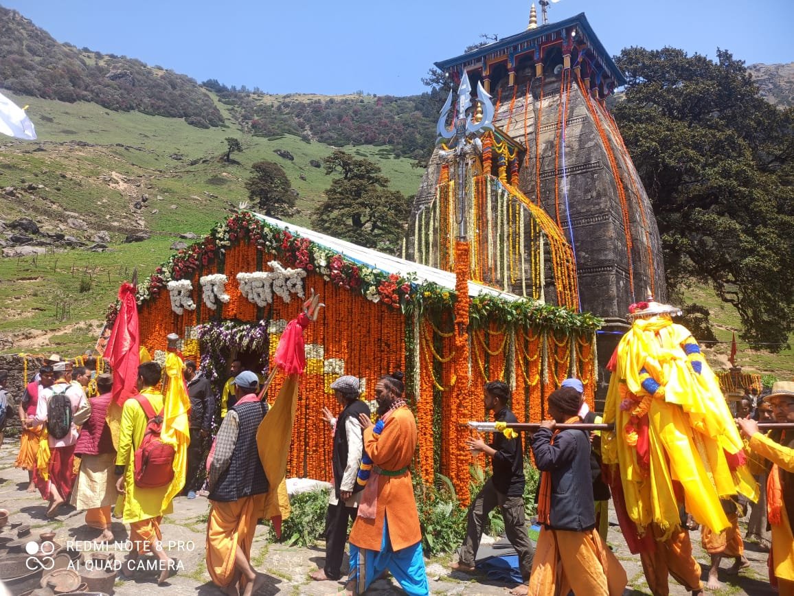 The doors of the second Kedar of the Panch Kedars, Lord Shri Madmaheshwar, have been opened for the devotees to have darshan at 11:15 am today with due rituals. 
rishikeshwritings.com
#Uttarakhand #panchkedar #rishikedhwritings