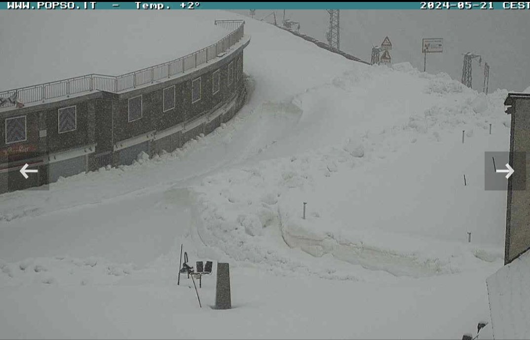 faustocoppi60's tweet photo. It's snowing heavily at the top of Passo dello Stelvio. ❄️ I doubt the weather is much better 250m lower on Umbrailpass. It's very unlikely that the riders will climb today, probably everyone will go in buses until Val Mustair.
#GirodItalia https://t.co/DXVOs5w5Q5