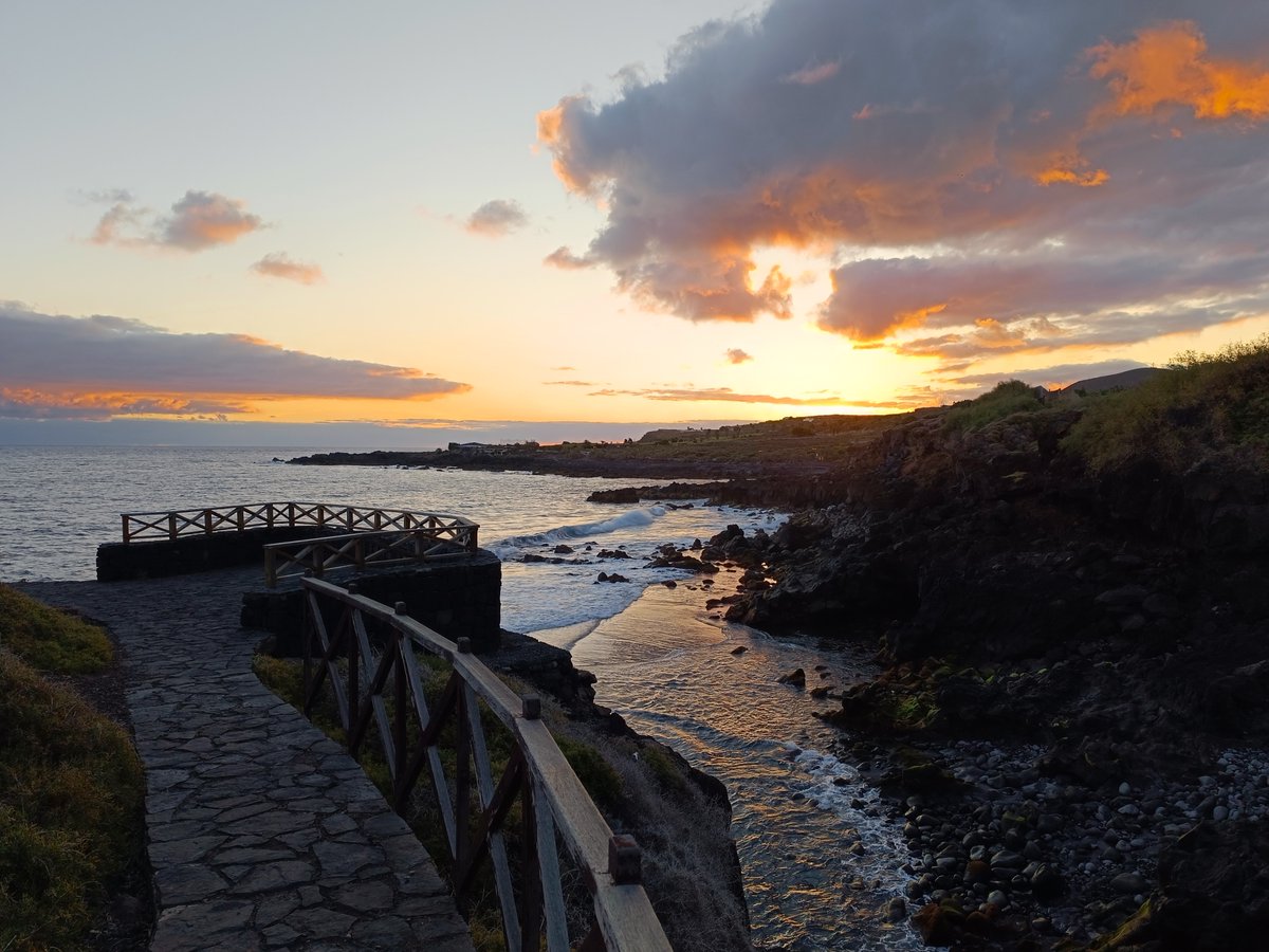 Desde mi móvil: Amanece en llamas rompiendo la noche…
Buen día…
Buenavista del Norte, TF…