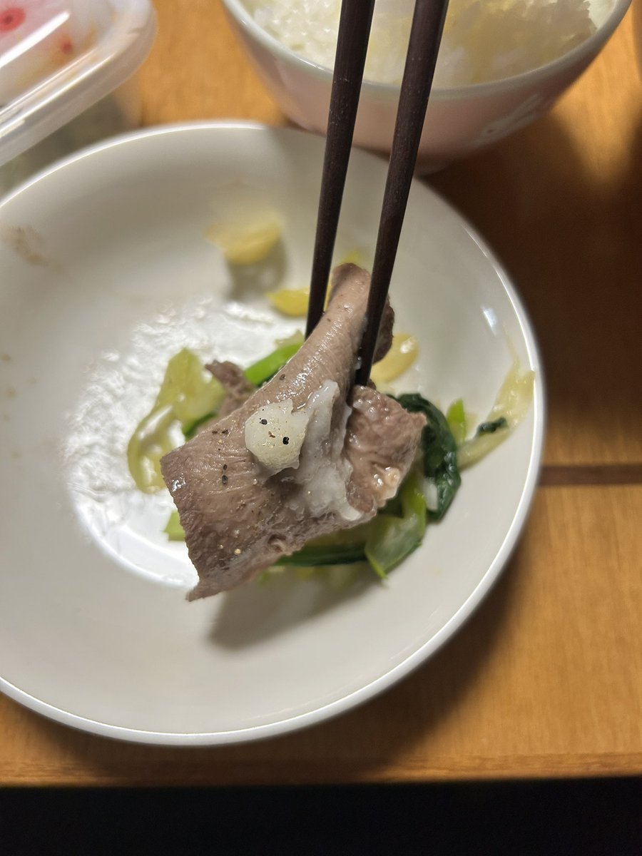 Uta_0w0v's tweet photo. タンの上にニンニクと胡椒かけて食べようと思ったら微笑んでるうさぎになってたの見て欲しい…！！🐰🍖 https://t.co/Bcdah8UZYm